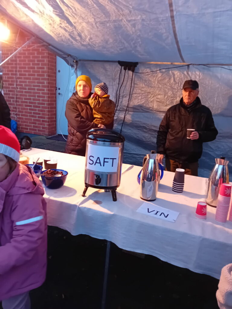 Byalaget bjöd på varm glögg och pepparkakor