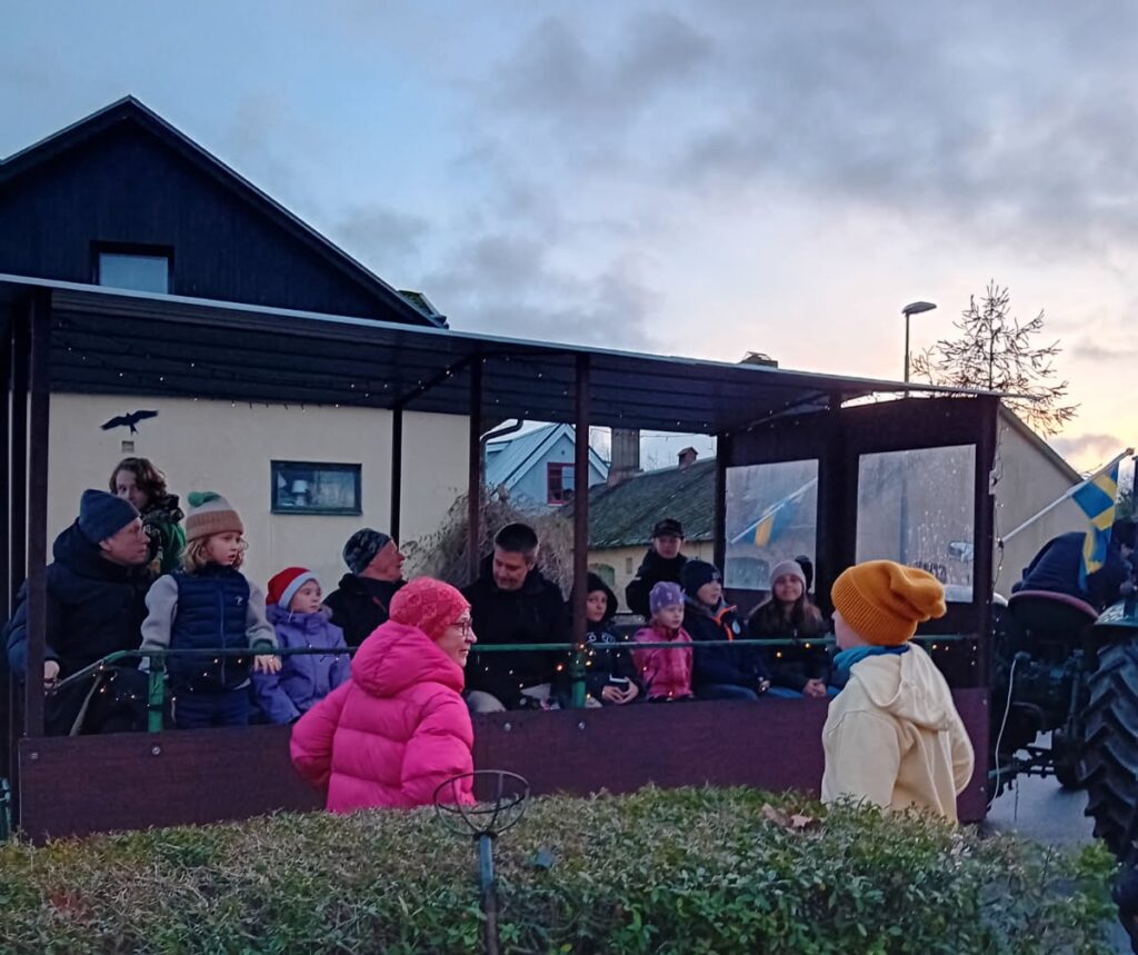 ”Christers resor” ta med barnen på en rundtur i byn